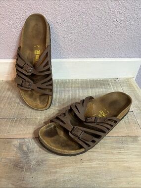Women’s Birkenstock slip on Brown Leather Sandals Sz 7 W